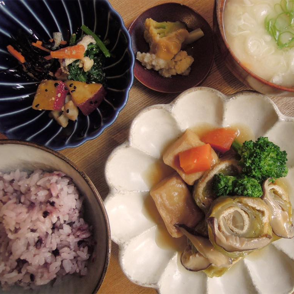 べじさら食堂の和食ごはん。お食事は12時から18時30分(お食事がなくなり次第クロース)でご提供しています。